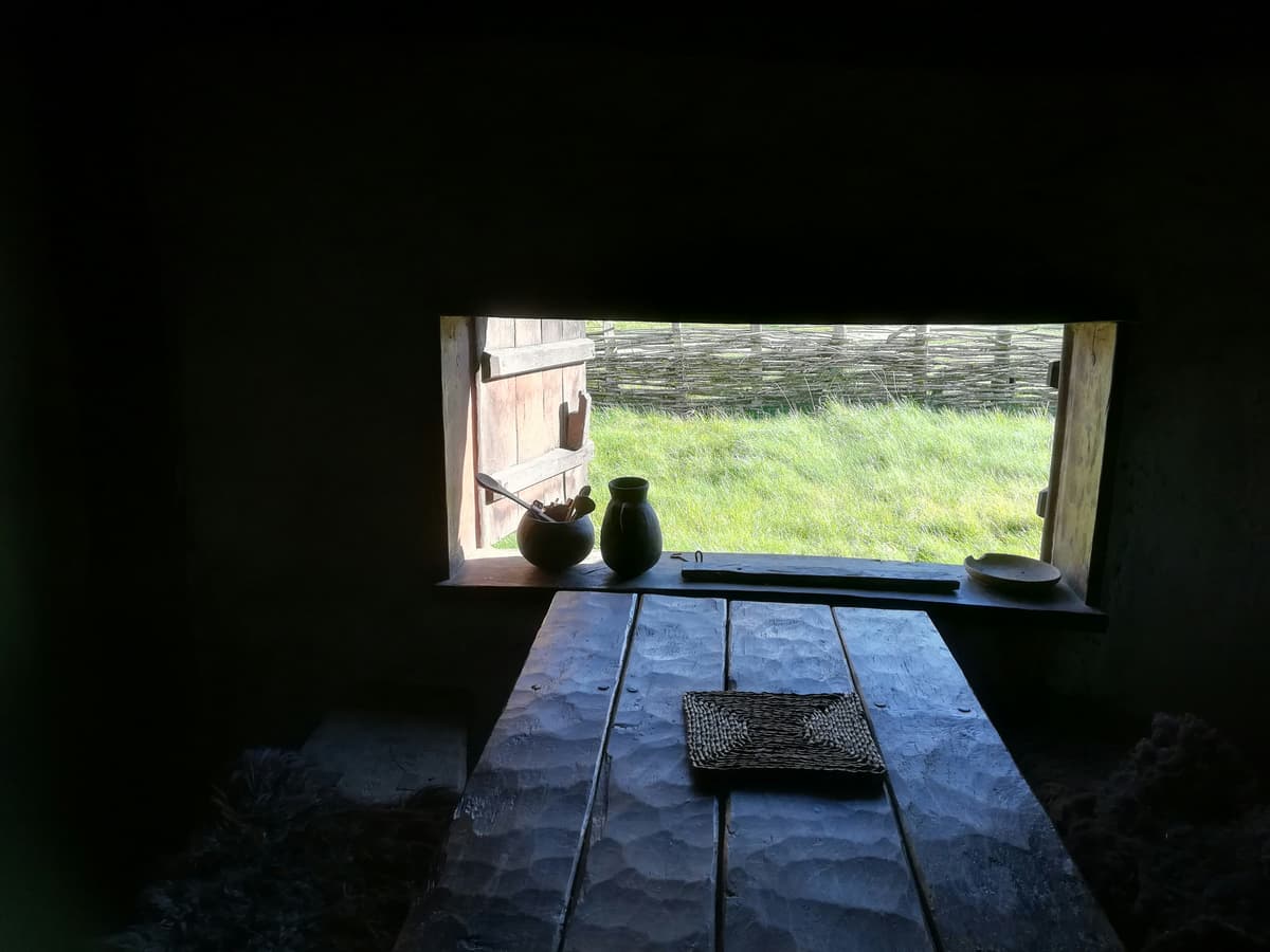 Blick in ein rekonstruiertes Wikinger-Langhaus mit Feuerstelle