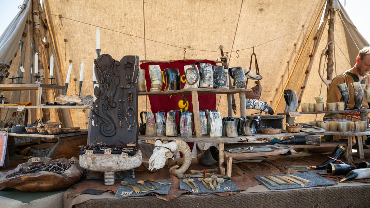 Geschnitzte Holzfiguren in der Ausstellung Wikingerdämmerung